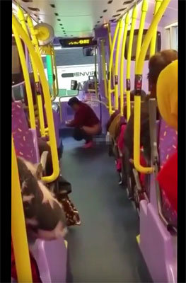新手の自爆テロ!?　香港のバス車内で中年女性が「脱糞」！の画像1