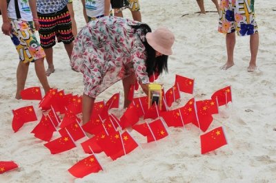 「世界は我らのものだ!?」中国人観光客がタイのビーチを五星紅旗で埋め尽くすの画像1
