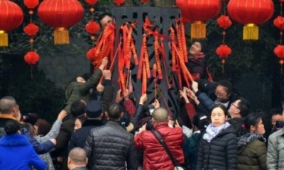 10日がかりのおもてなしが一瞬で台無しに……中国人観光客が春節初日に縁起物を集団略奪！の画像1