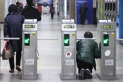 無法地帯化するソウル地下鉄……駅員への暴行、不正乗車が止まらない！の画像1