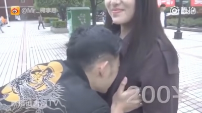 中国版ユーチューバーがまた問題動画を投稿 「乳がん」口実に、美女たちのおっぱいに……!の画像4