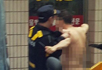 「俺は救世主だ！」朴槿恵前大統領自宅前で全裸男が大暴れ、混迷する韓国社会救済を叫ぶの画像1