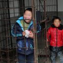 「俺だって、閉じ込めたくはない……」中国農村部で、ADHDの息子を檻に幽閉する父親の苦悩