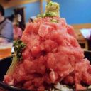 なかなか登頂できないイチゴのかき氷みたいな『マグロ中落ち丼 富士山盛り』