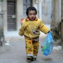 手術費捻出のため、重い心臓病を患う2歳児が自ら空き缶拾い……中国医療保健制度の闇