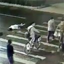 衝撃映像！　公衆の面前で車にはねられるも放置された女性、再びひかれて死亡……