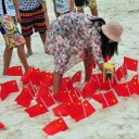 「世界は我らのものだ!?」中国人観光客がタイのビーチを五星紅旗で埋め尽くす