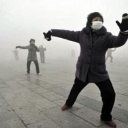 PM2.5もお構いなし!?　広場で踊り狂うおばちゃんと、“早死に覚悟”で働く出稼ぎ民たち