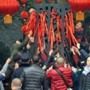 10日がかりの“おもてなし”が一瞬で台無しに……中国人観光客が春節初日に縁起物を集団略奪！