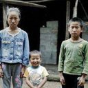 中国農村に住む孤児が書いた作文に、全人民が号泣！「両親が死に、幼い弟を連れて登校……」
