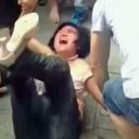 群衆が逃げ遅れた中年女スリの服を剥ぎ、フルボッコ！　“司法不信”の中国で犯罪者への「私刑」が横行中