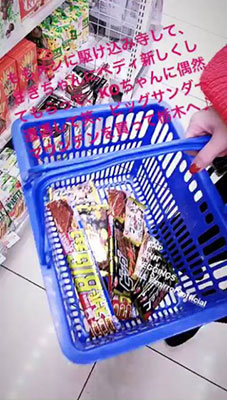浜崎あゆみがチョコレート駄菓子を大量買い！　高らかにぽっちゃり上等宣言か!?の画像1
