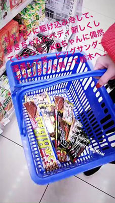 浜崎あゆみがチョコレート駄菓子を大量買い! 高らかにぽっちゃり上等宣言か!?の画像1