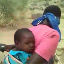 乳飲み子を背負った女性の背後から銃乱射……カメルーン軍がイスラム過激派組織の家族を処刑か