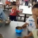 具もスープもないインスタント麺だけ……中国農村の“質素すぎる”給食を保護者が告発！
