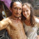 白人美女を次々と連れ込み……タイの洞窟に住む中年男、謎にモテすぎて家宅捜索を受ける