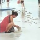 中国人がリゾートで迷惑行為連発！「使用済みのオムツをビーチに埋め……」