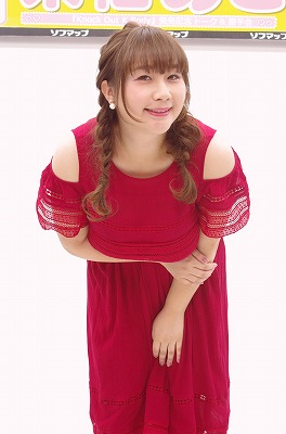 爆乳グラドル・来栖あこ、プールでたわわなKカップが浮き輪代わりに!?「ジロジロ見られて……」の画像3