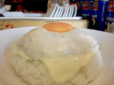 フツーの目玉焼きご飯かと思ったら……素朴な外見の女性みたいな『キーマカレー』の画像2