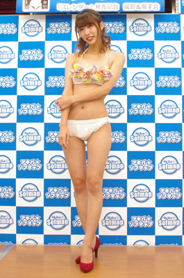「上半身裸で……」 新生!ミニスカポリス・あおい、1stなのに際どいシーン満載のイメージ作発売!の画像1