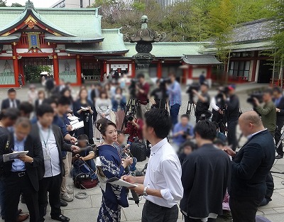 香西かおりの日枝神社ヒット祈願イベントで小競り合い……参拝客から「端っこでやれ！」の声の画像1