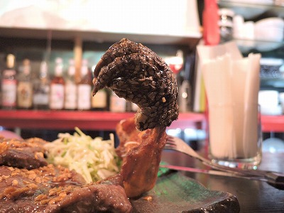 ヌルヌルのオヤジの手で食べるカリカリの『ワニの手唐揚げ』の画像3