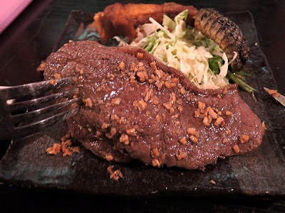 ヌルヌルのオヤジの手で食べるカリカリの『ワニの手唐揚げ』の画像4