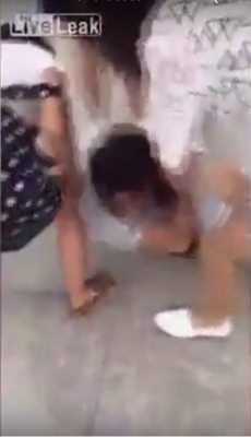 中国・夫の不倫相手に妻が報復! 路上で服を引き裂き「おっぱい丸出し刑」にの画像2
