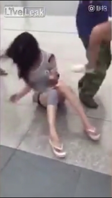 中国・夫の不倫相手に妻が報復! 路上で服を引き裂き「おっぱい丸出し刑」にの画像4