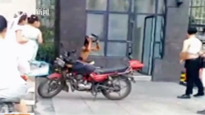 屈辱感ハンパなし！　電動バイク部品の窃盗犯に「裸スクワットの刑」の画像1