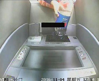 犯人の要求に従い、ATMにコーラを注ぎ……中国で猛威を振う「振り込め詐欺」被害者がトホホすぎる！の画像2