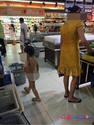 2ページ目 中国では常識 スーパーで真っ裸の女児を連れて買い物をする母親に 周囲は 日刊サイゾー