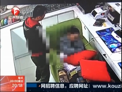 ネットカフェでAV見てたら発情! 辛抱タマらず、女性店員に顔射未遂の画像3