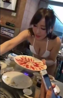 胸の谷間あらわのビキニ美女が接客してくれる「おっぱい焼き肉店」 ネット民歓喜も……の画像2