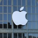 彼氏に新作iPhoneを買ってもらえなかった女性が公衆の面前で裸に！