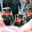 赤いリボンの豚、豚、豚……中国・人民解放軍兵士に贈られた旧正月の贈り物がシュールすぎ!?