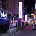 韓国版“出会い系”で13歳の少女が死亡　年齢確認なしの“無責任”モーテルに非難殺到！