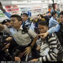 同胞の香港もブチギレ！　中国人観光客“イナゴ”の大群襲来に「自分のところで税金払って買え！」