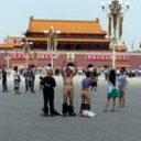 【画像あり】地方政府の無法ぶりを知らしめた、中国・天安門「全裸老婆テロ」
