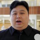 金正恩の“そっくりさん”が米国キャンパスで人気者に「1日100人に声をかけられ……」　