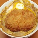 まさかのご本人登場も!?　節約レシピ「コロッケのモノマネカツ丼」