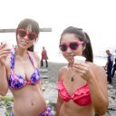 水着ギャルもウキウキ、江の島で18禁ゴミ拾い大会開催！　若者たちがゴミ拾いでTENGA童貞を脱出!!