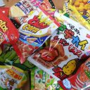 「食べ物は炙るとうまくなる説」を徹底検証！　スナック菓子18種を炙って食べてみた