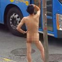 まるでグラビア!?　バス停に現れた「全裸ポージング男」の衝撃写真