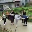 【動画あり】少女グループの抗争か？　総勢20名の“スケバン”少女たちが、鉄パイプ片手に大立ち回り！