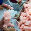 工場倒産ラッシュの中国で、期待の成長産業!?　おばちゃんも働く「オナホール工場」に潜入！