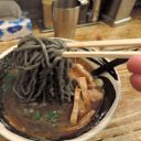 グロかグルメか!?　春を告げる『ドス黒いラーメン』に、アレを浮かべて食らう！