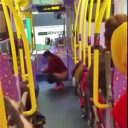 新手の自爆テロ!?　香港のバス車内で中年女性が「脱糞」！