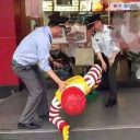 「俺は無実だ」!?　中国マクドナルドでドナルド像が強制連行された珍事の一部始終