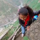 崖の上の中国版マチュピチュ？　断崖絶壁の道を歩き、縄ばしごを登り降りする「エクストリーム村」